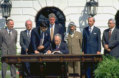 shimon-peres-signs-oslo-accord-on-white-house-lawn